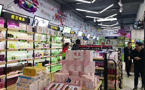 高人气化妆品店需要好的展柜设计「」