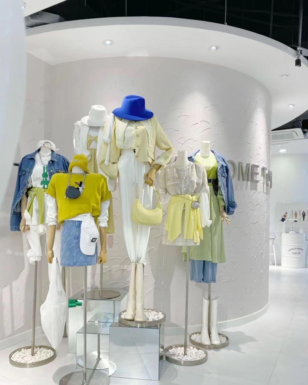 服装店的橱窗应该怎么装修设计「服装店的橱窗设计效果图女装」