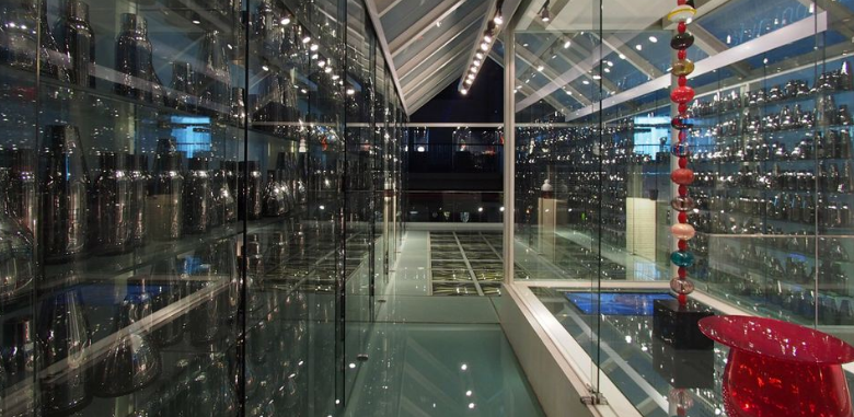 美国展台设计公司如何在展台搭建中合理利用玻璃材料的？