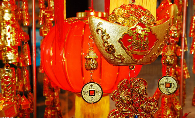 世纪新都新年美陈福袋闪耀中国红「」