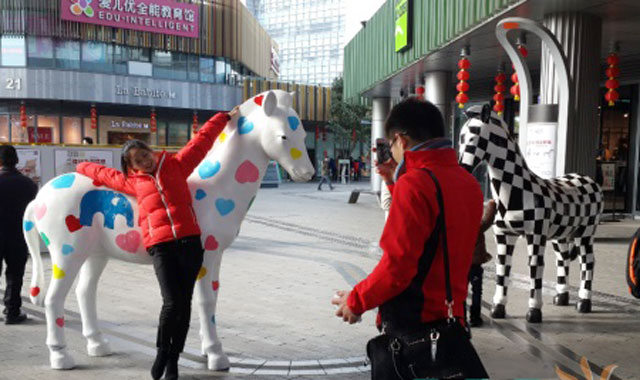 苏州圆融时代广场节日美陈马大受欢迎「」