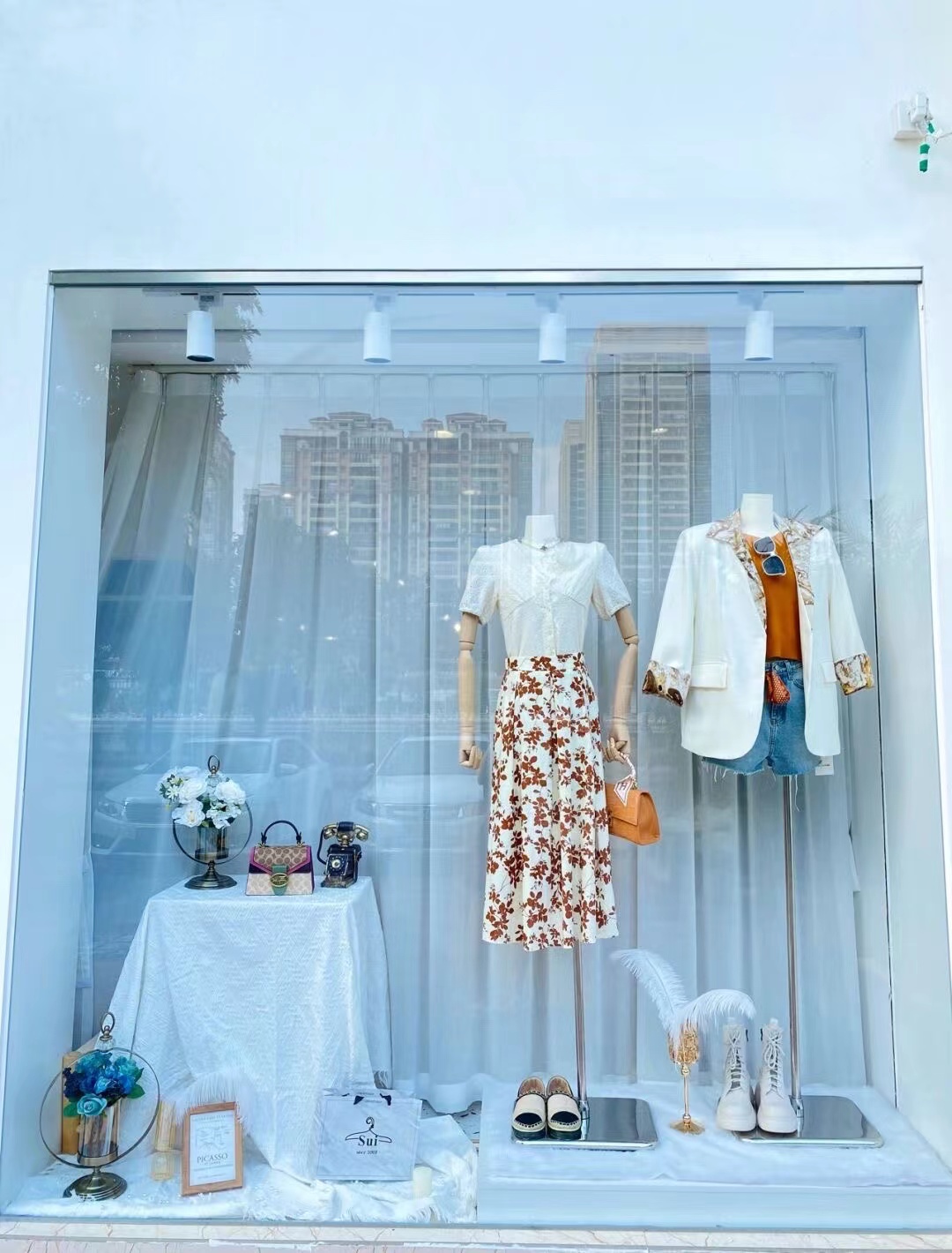 服装店的橱窗应该怎么装修设计「服装店的橱窗设计效果图女装」