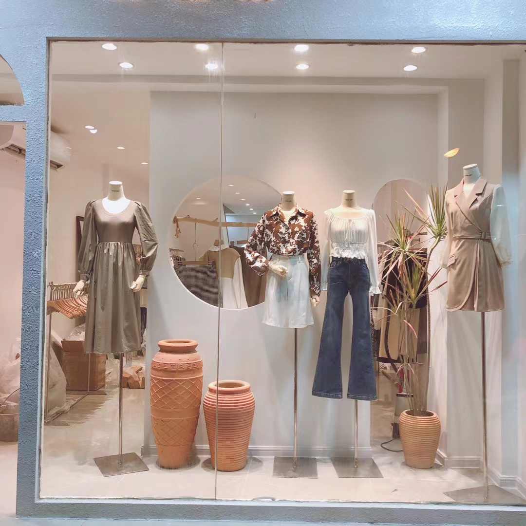服装店的橱窗应该怎么装修设计「服装店的橱窗设计效果图女装」