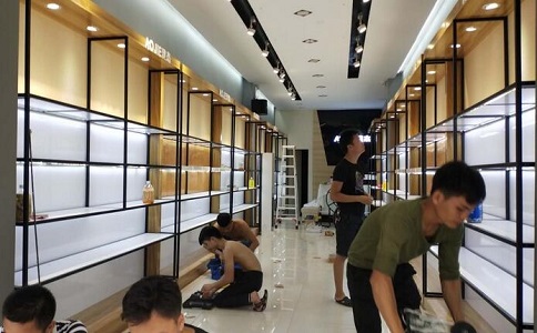展柜是选择厂家定制还是装修公司?「」