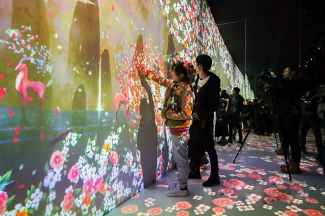 上海世茂广场新年美陈与故宫结合创意多