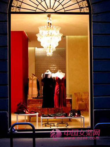 服装店铺关于橱窗设计的分析指导「服装专卖店橱窗设计」